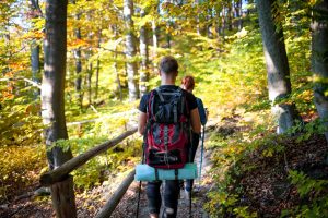 Pareja de senderistas explorando el bosque cerca de Casa rural del Siglo XVIII en Montánchez Cáceres.