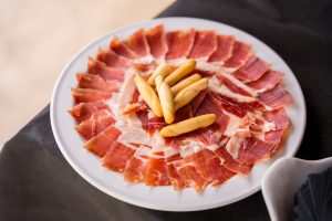 Plato de jamón ibérico, tradición de Montánchez, en Casa rural del Siglo XVIII en Cáceres.